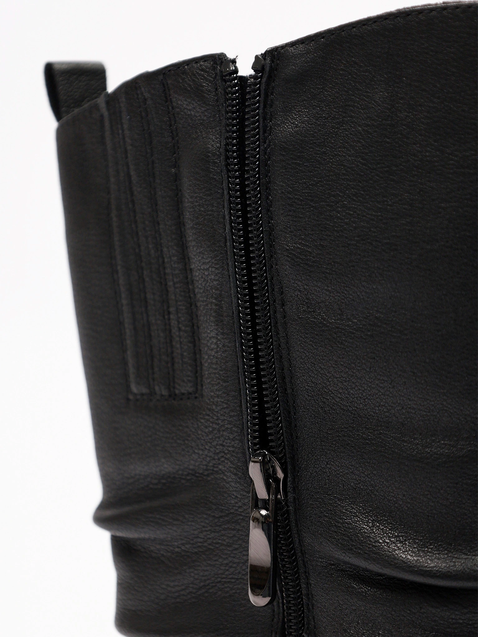 Сапоги черного цвета на среднем широком каблуке с мягкими складками